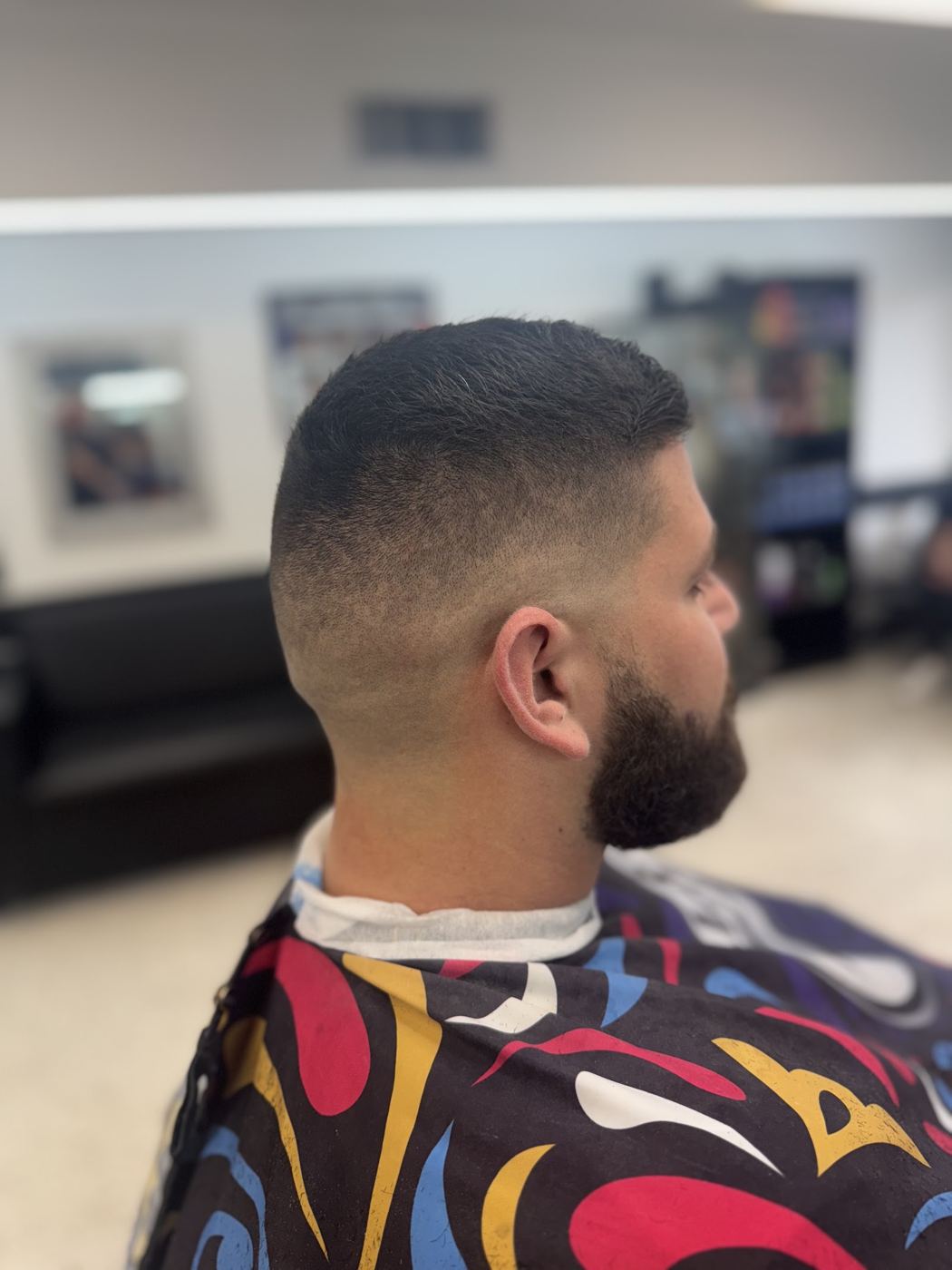 Fade con barba completa perfilada