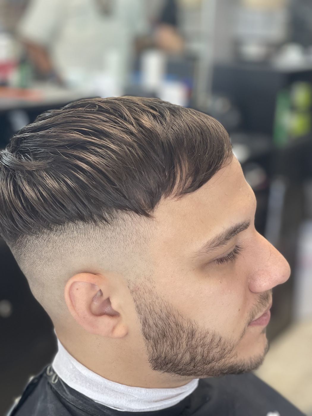 Corte low fade con flequillo texturizado