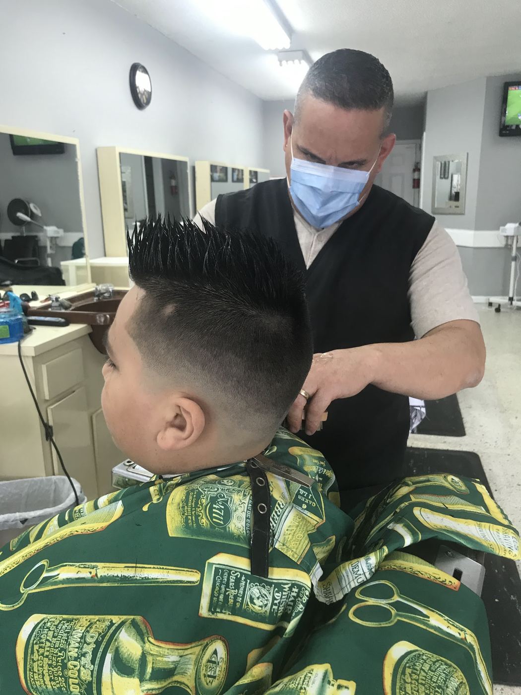 Barbero cortando el cabello a un niño